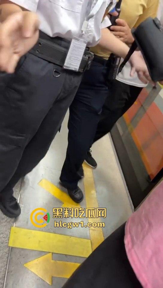 广州燕塘站猥琐佬地铁上演痴汉戏码,吓坏女生,最后被带去喝茶!-2