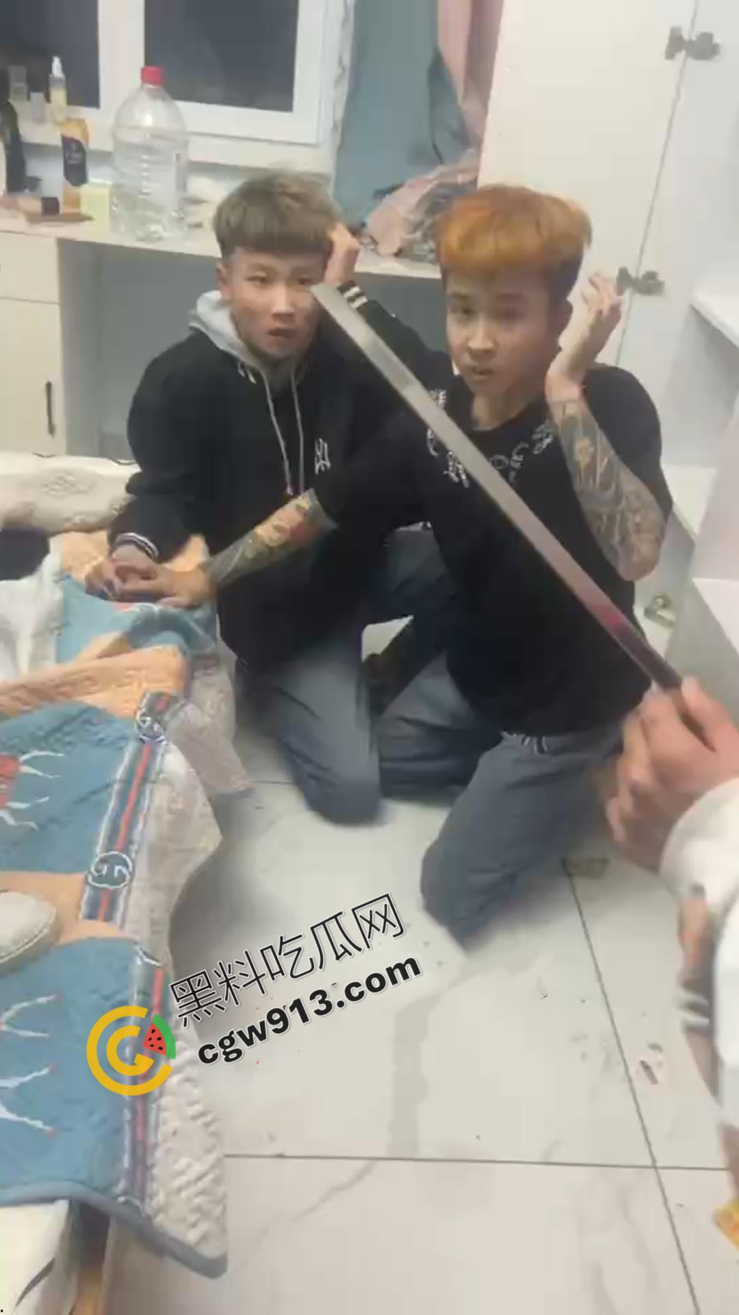 嚣张精神小伙的残暴行径！暴力殴打，挥刀猛砍，凶猛至极，现场血流满地，甚是恐怖-1