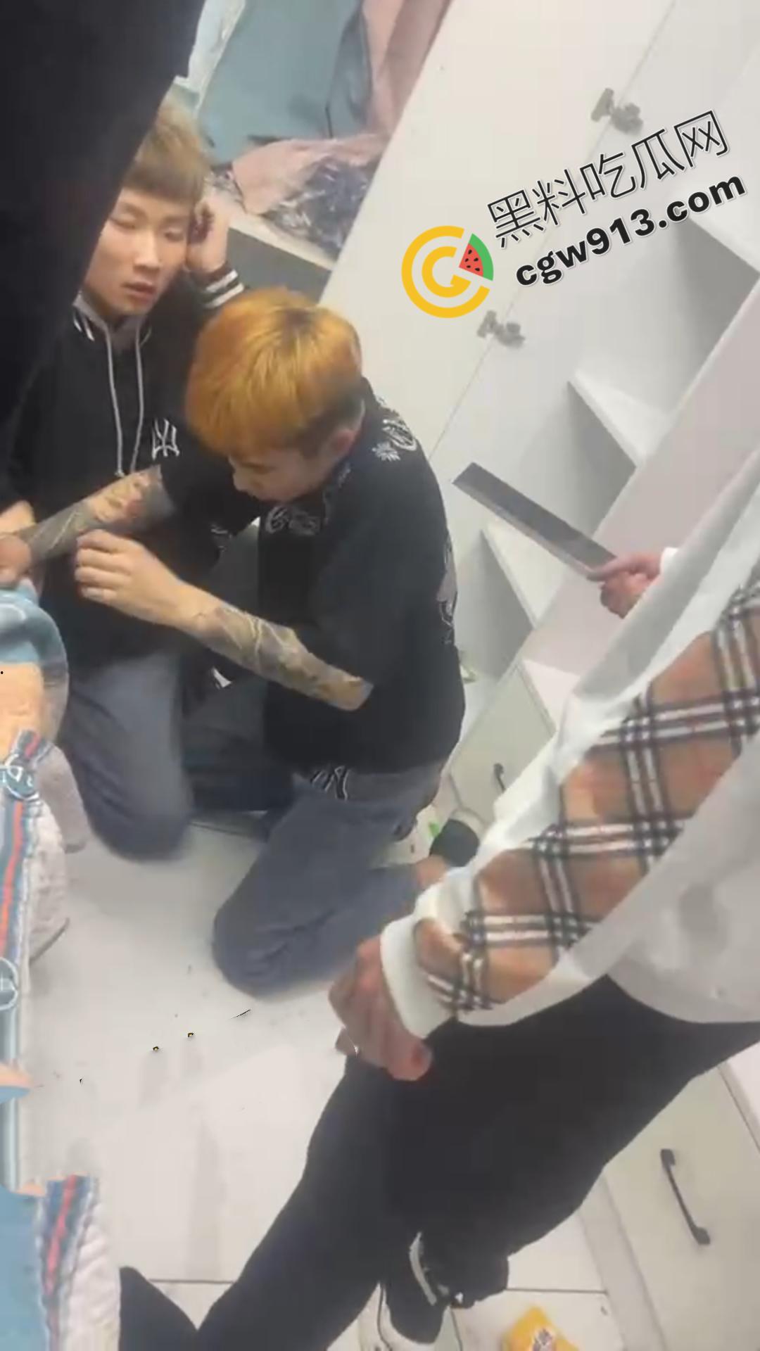 嚣张精神小伙的残暴行径！暴力殴打，挥刀猛砍，凶猛至极，现场血流满地，甚是恐怖-2