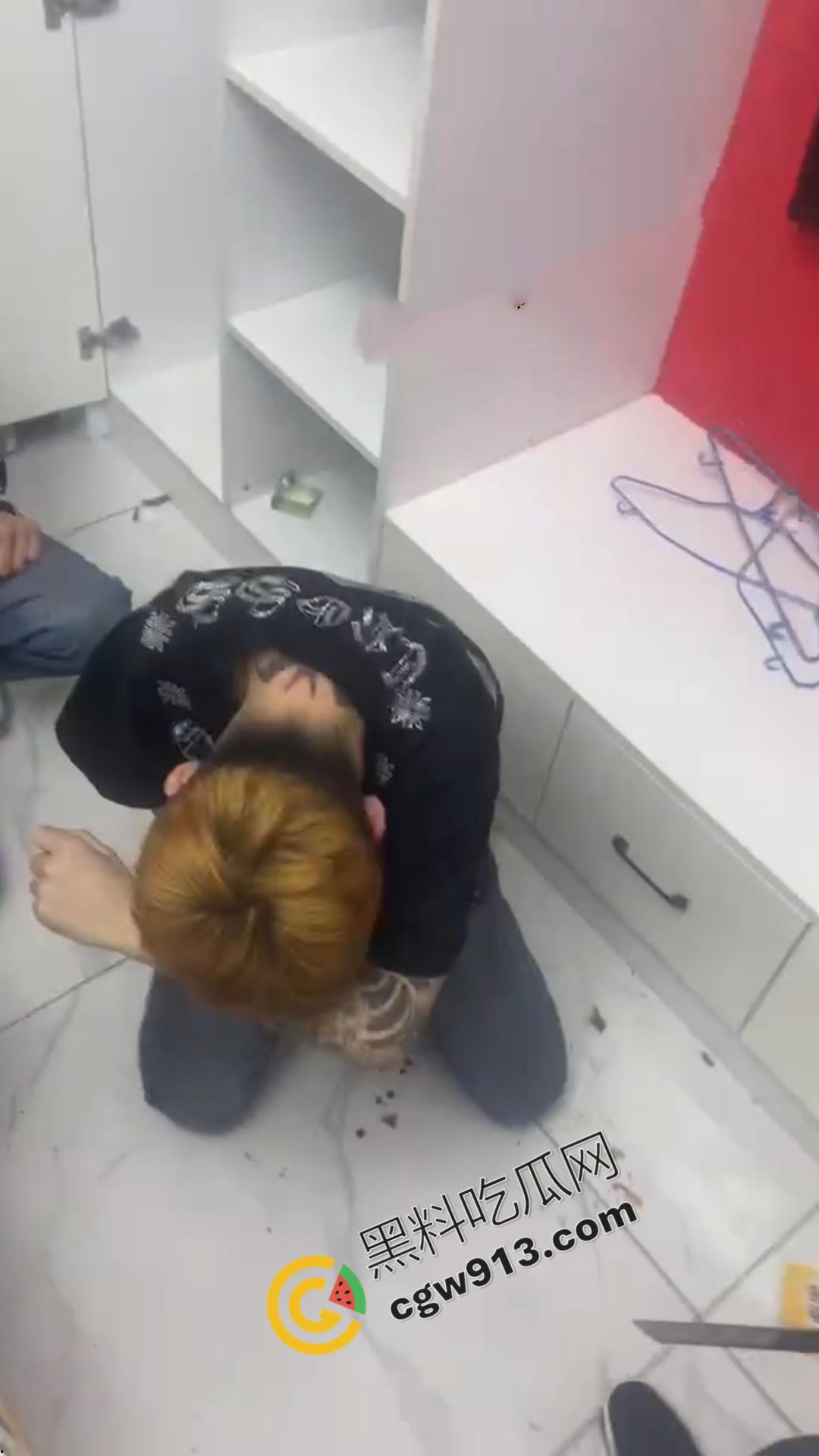 嚣张精神小伙的残暴行径！暴力殴打，挥刀猛砍，凶猛至极，现场血流满地，甚是恐怖-4