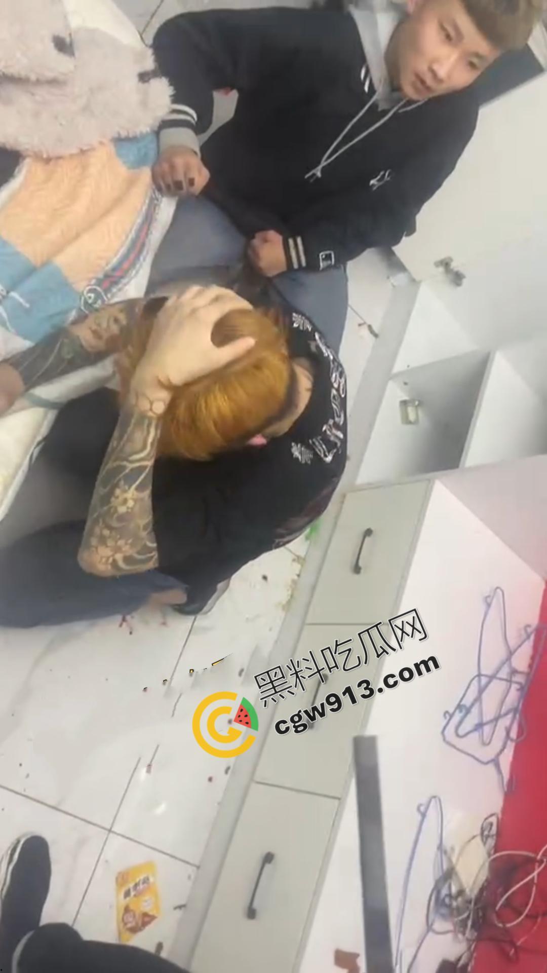 嚣张精神小伙的残暴行径！暴力殴打，挥刀猛砍，凶猛至极，现场血流满地，甚是恐怖-5