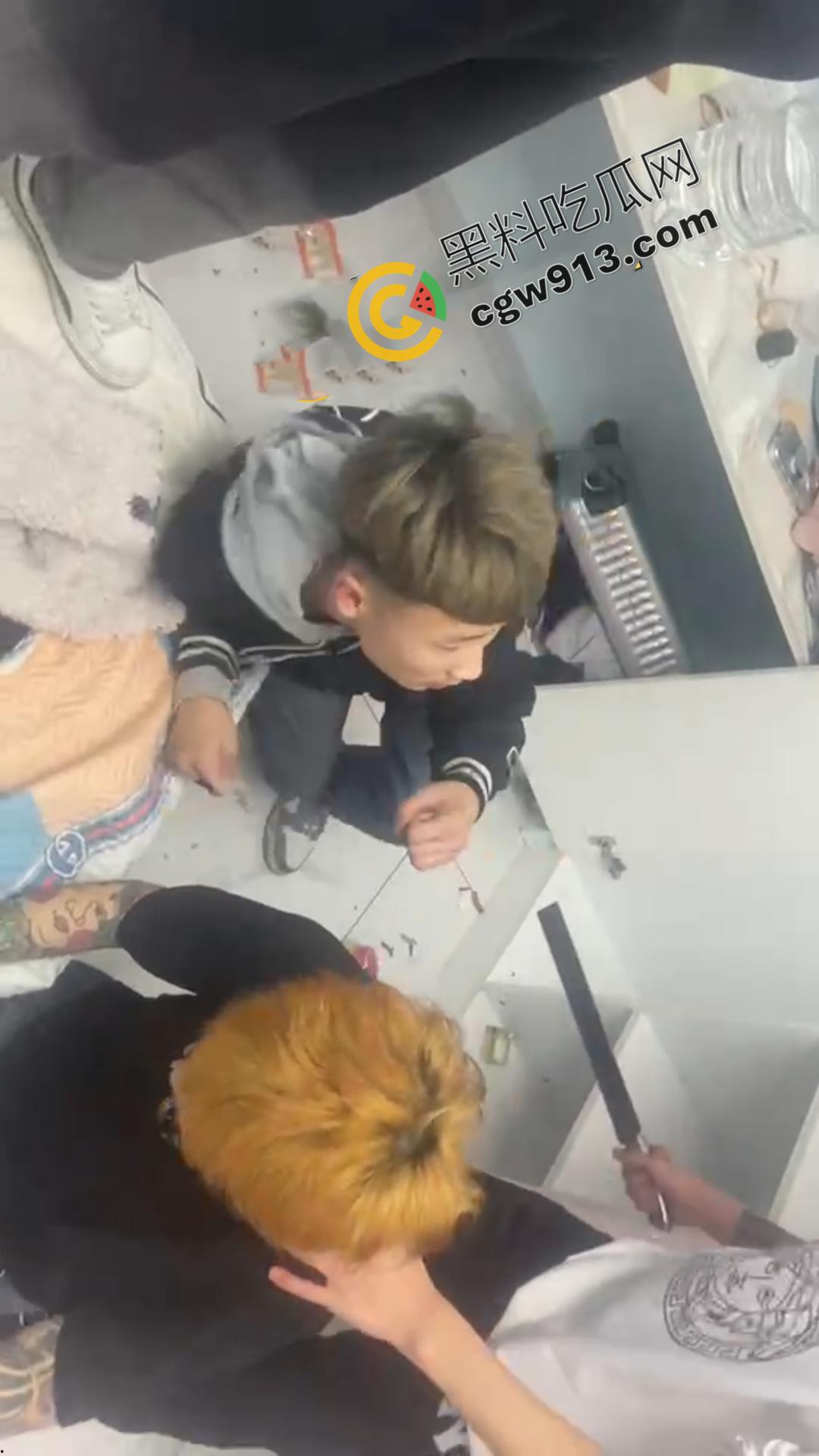 嚣张精神小伙的残暴行径！暴力殴打，挥刀猛砍，凶猛至极，现场血流满地，甚是恐怖-6