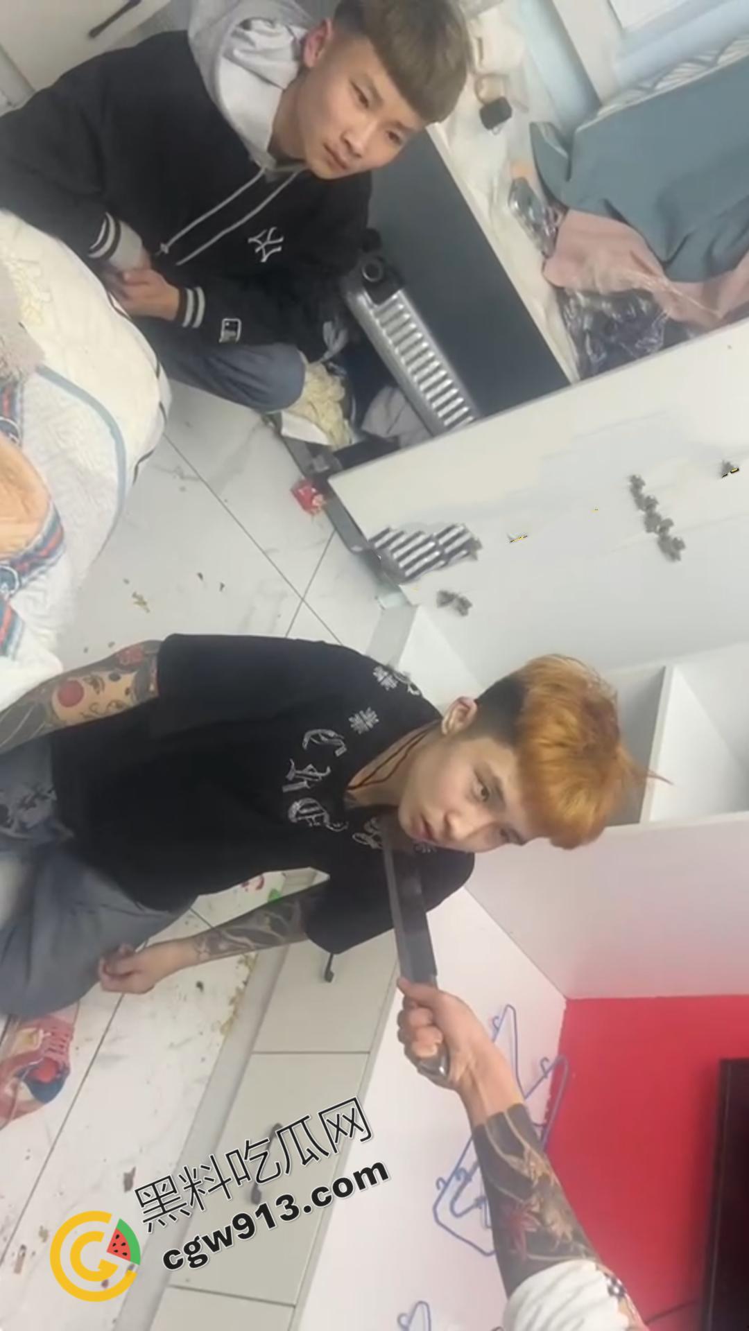 嚣张精神小伙的残暴行径！暴力殴打，挥刀猛砍，凶猛至极，现场血流满地，甚是恐怖-7