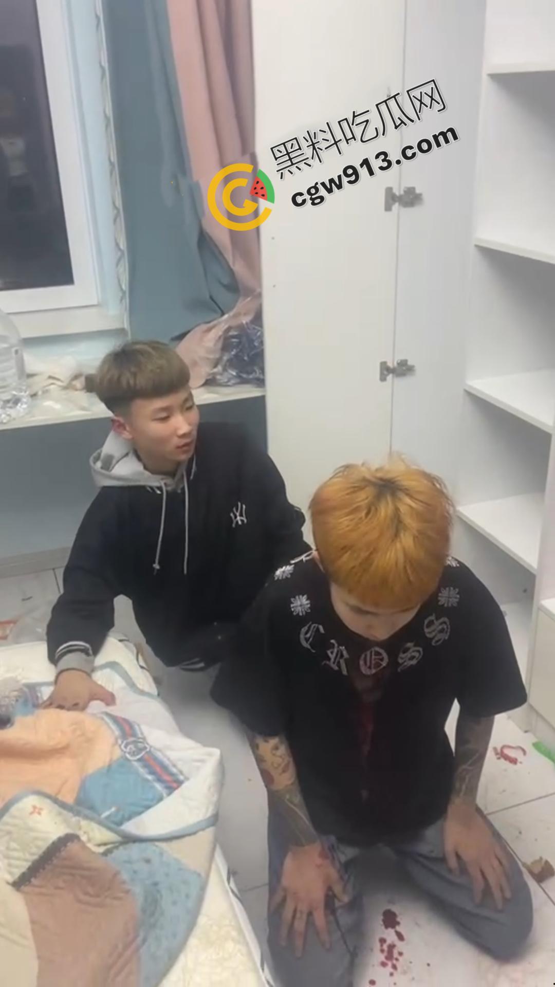 嚣张精神小伙的残暴行径！暴力殴打，挥刀猛砍，凶猛至极，现场血流满地，甚是恐怖-8