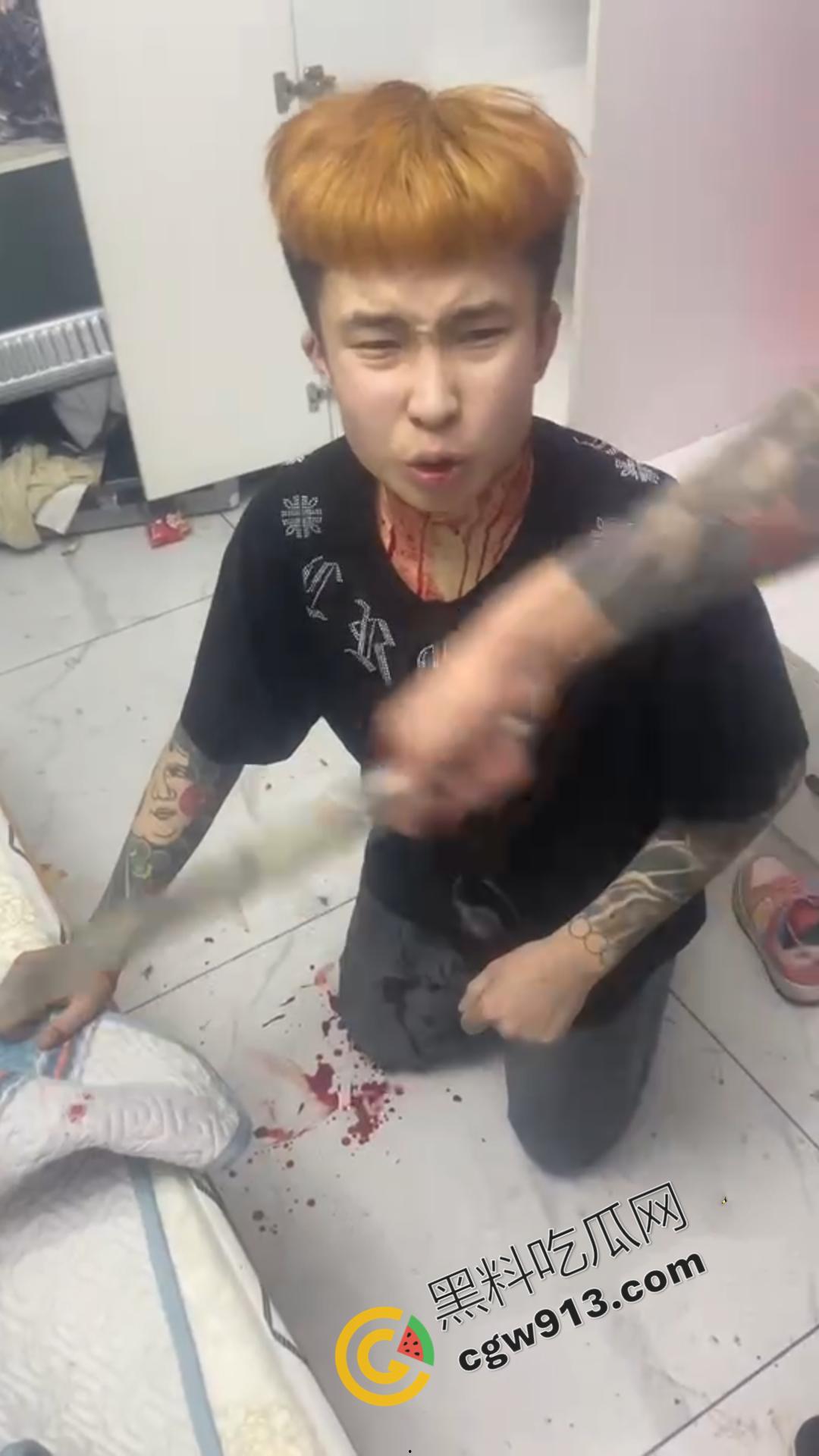 嚣张精神小伙的残暴行径！暴力殴打，挥刀猛砍，凶猛至极，现场血流满地，甚是恐怖-11