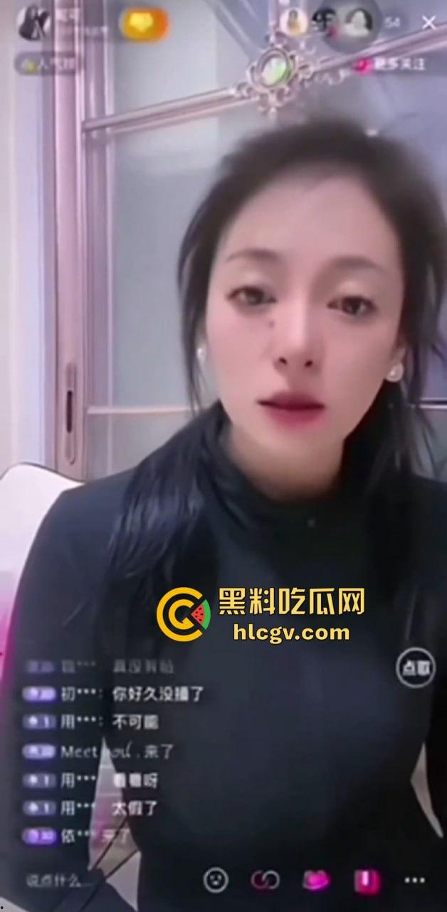 抖音擦边女主播『妮可』直播被粉丝喷假胸怒了!当场脱衣真空自证没有垫东西,结果直播间直接被封!-2