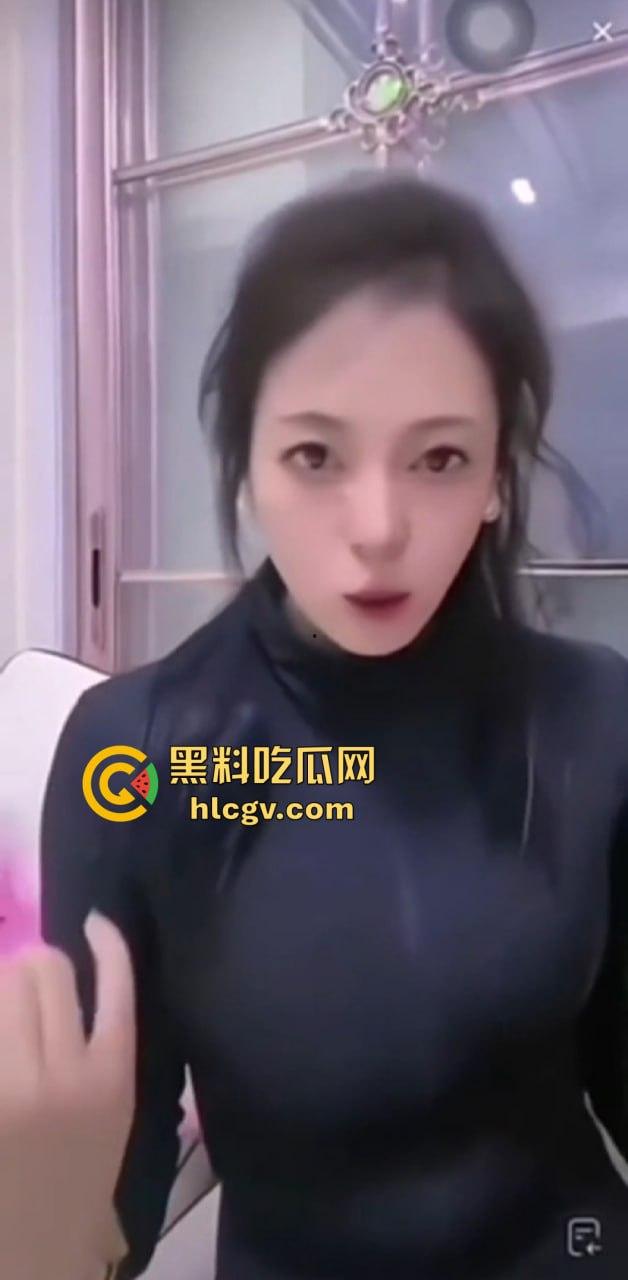 抖音擦边女主播『妮可』直播被粉丝喷假胸怒了!当场脱衣真空自证没有垫东西,结果直播间直接被封!-7