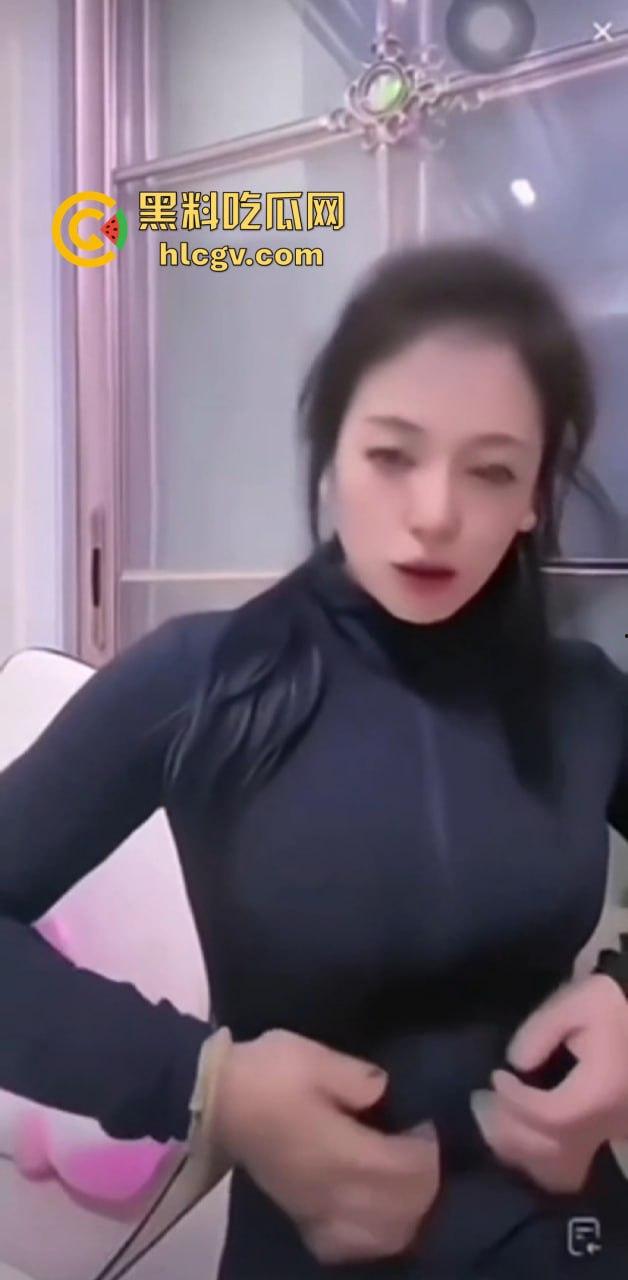 抖音擦边女主播『妮可』直播被粉丝喷假胸怒了!当场脱衣真空自证没有垫东西,结果直播间直接被封!-8