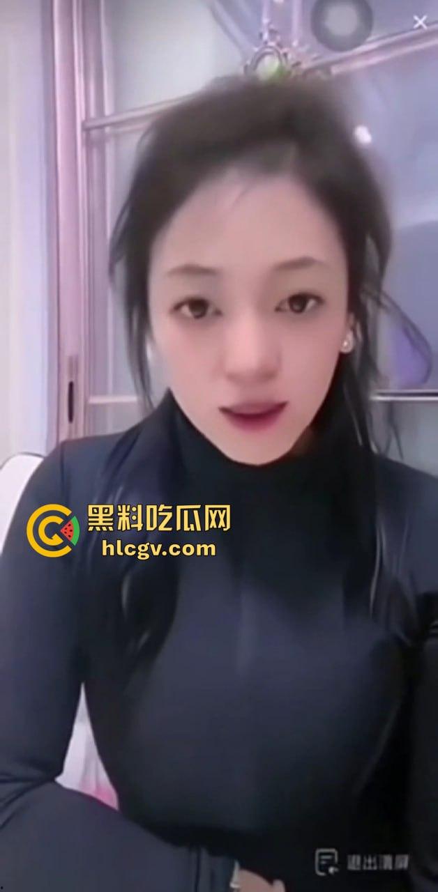 抖音擦边女主播『妮可』直播被粉丝喷假胸怒了!当场脱衣真空自证没有垫东西,结果直播间直接被封!-9