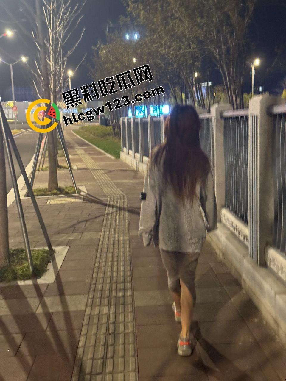 这身材配这黑丝,简直活色生香,反差骚女『吴天爱』掰腿摸逼,喷出来还舔着手指喊今晚不许戴套!-1