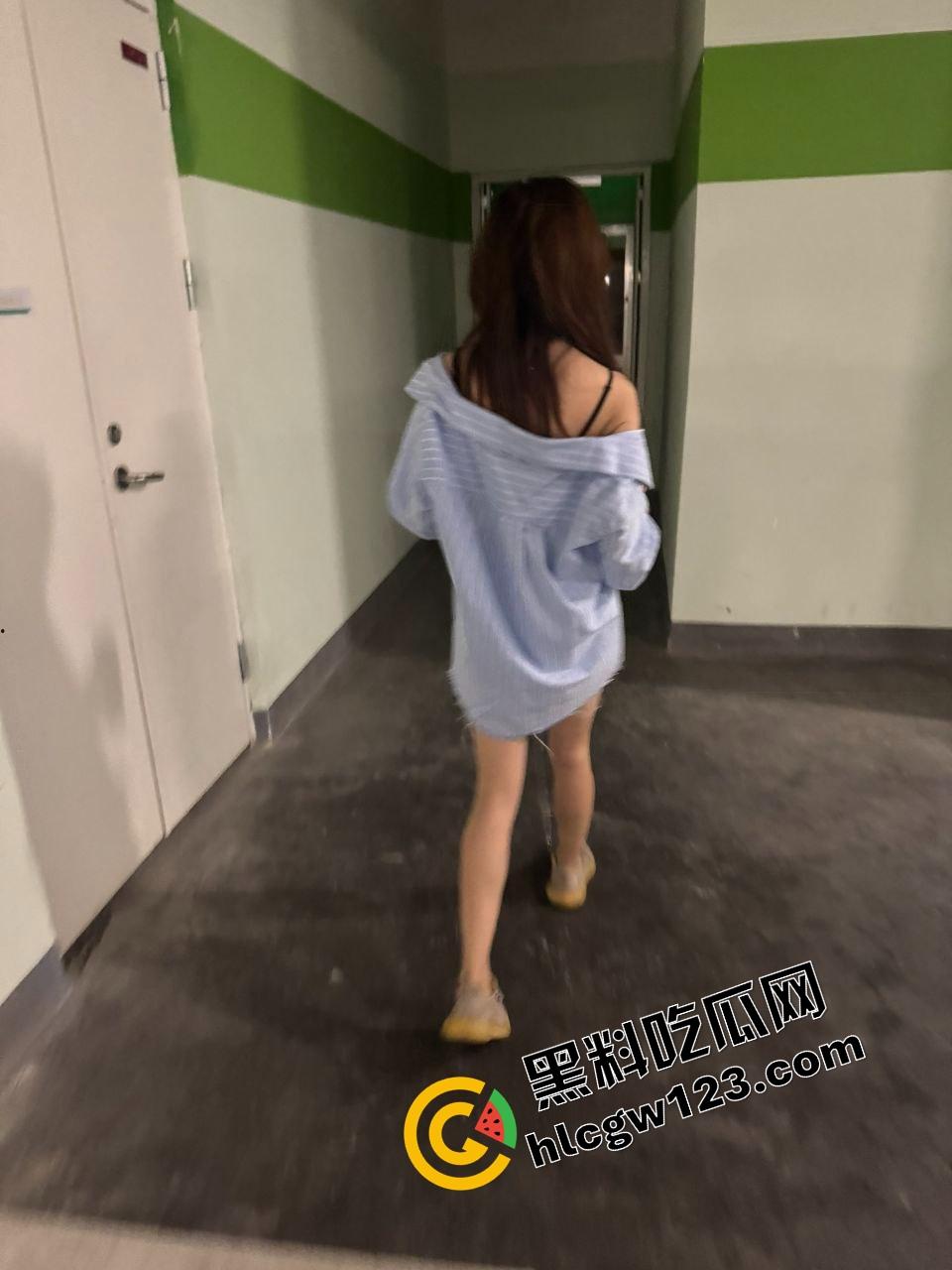 这身材配这黑丝,简直活色生香,反差骚女『吴天爱』掰腿摸逼,喷出来还舔着手指喊今晚不许戴套!-3