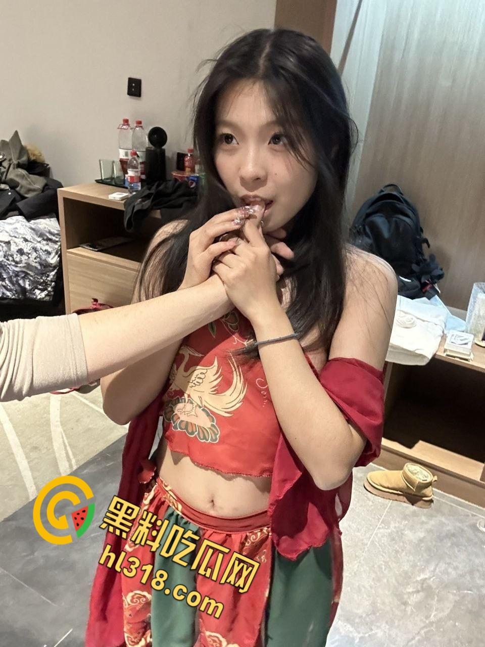 金主包养极品妹妹流出，各种情趣诱惑装，户外楼梯间野战，不愧是天生就是吃这碗饭的！-1