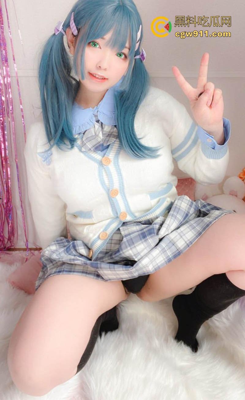 海外巨乳网黄博主【里奥娜·艾斯】COS百变少女自慰,蓝发双马尾水手服,H大奶掰穴自慰,这身材比列真的爱了!-1