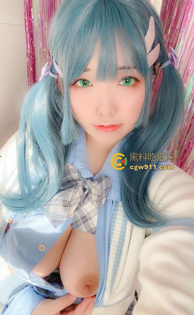 海外巨乳网黄博主【里奥娜·艾斯】COS百变少女自慰,蓝发双马尾水手服,H大奶掰穴自慰,这身材比列真的爱了!-3