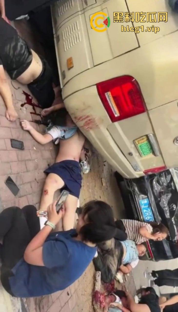 愿逝者安息 生者坚强 泰安东平学校门口发生交通事故致十余人死伤 司机被控制-8