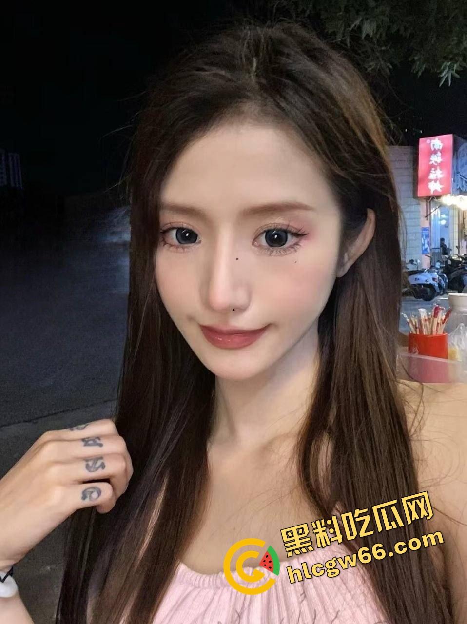 金丝眼镜娘变身肉奴，情侣私拍流出，细狗男友爆操她戴狗链浪叫，高颜值学姐戴项圈张腿求内射！-1