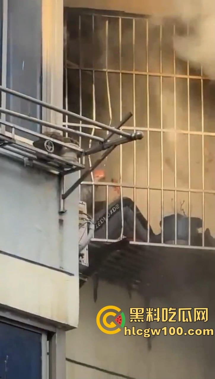 天塌了!南太湖突发噩梦级火灾!某小区瞬间变 “火场”,一死一伤,火光浓烟惊煞众人-6