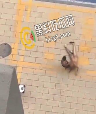 实拍社会青年暴虐女友 看女孩纹身也是个精神小妹 这是多大仇打成这样 头发都被扯掉了-4