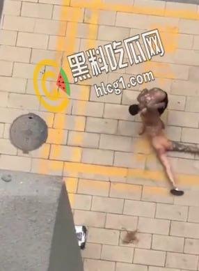 实拍社会青年暴虐女友 看女孩纹身也是个精神小妹 这是多大仇打成这样 头发都被扯掉了-8