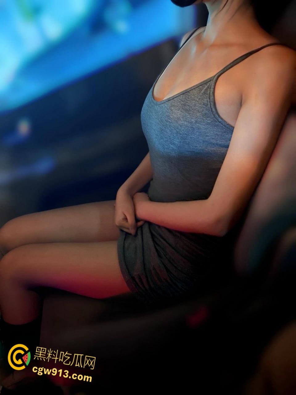 送喝醉酒的姐姐回家，饥渴姐姐竟让我陪她，性感灰丝高跟鞋足交，忍无可忍撕开丝袜后入爆操 ！-3