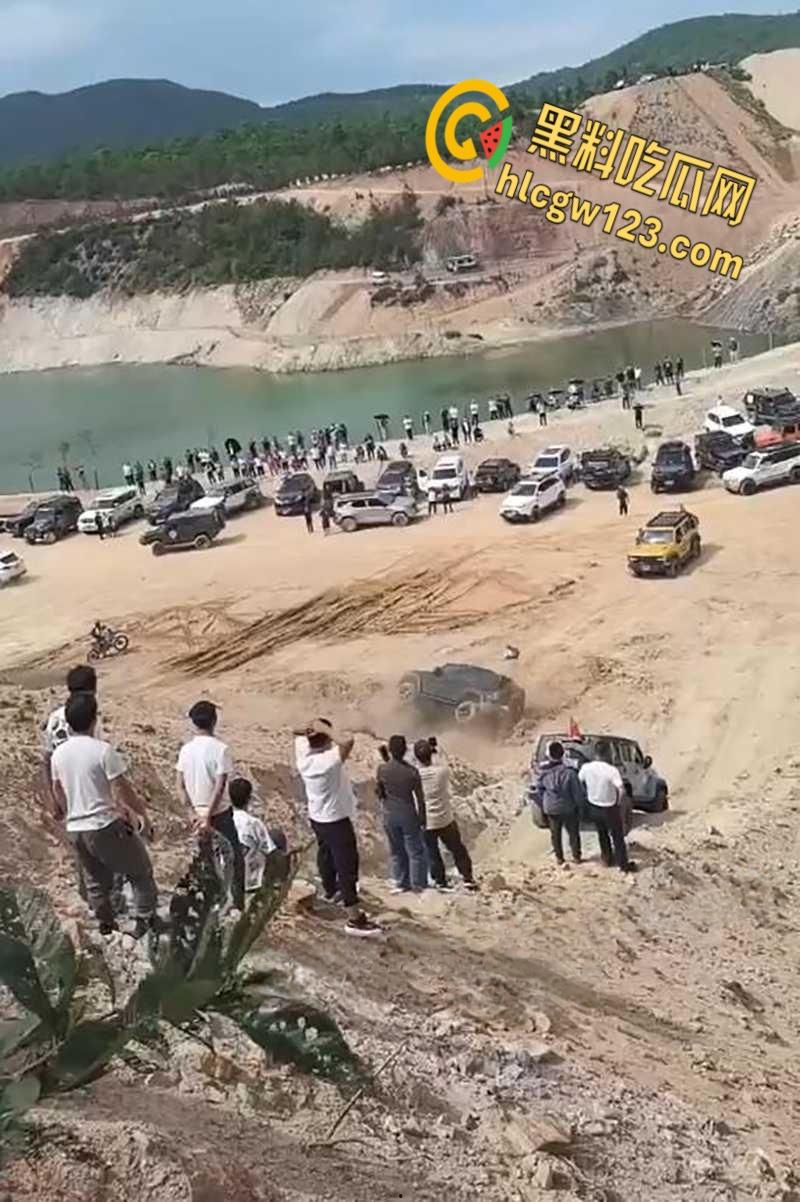 越野有风险爬坡需谨慎,云南百车大战一越野车失控翻车,车主被甩出途中二次被车身砸飞!-1