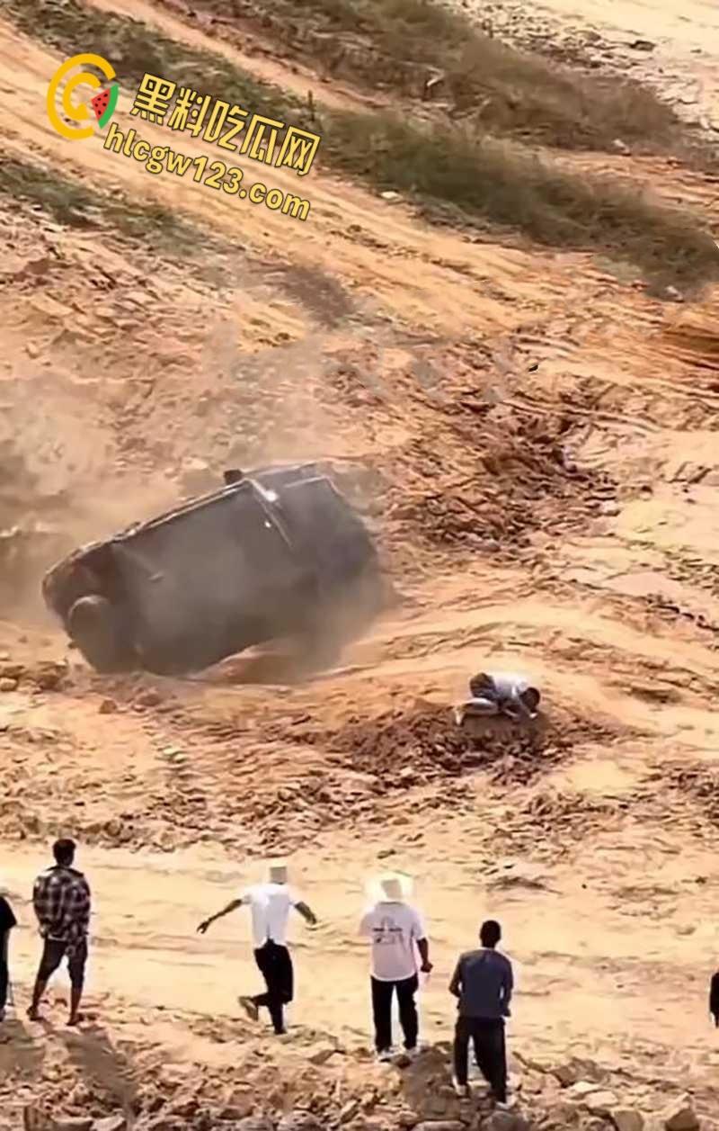 越野有风险爬坡需谨慎,云南百车大战一越野车失控翻车,车主被甩出途中二次被车身砸飞!-2
