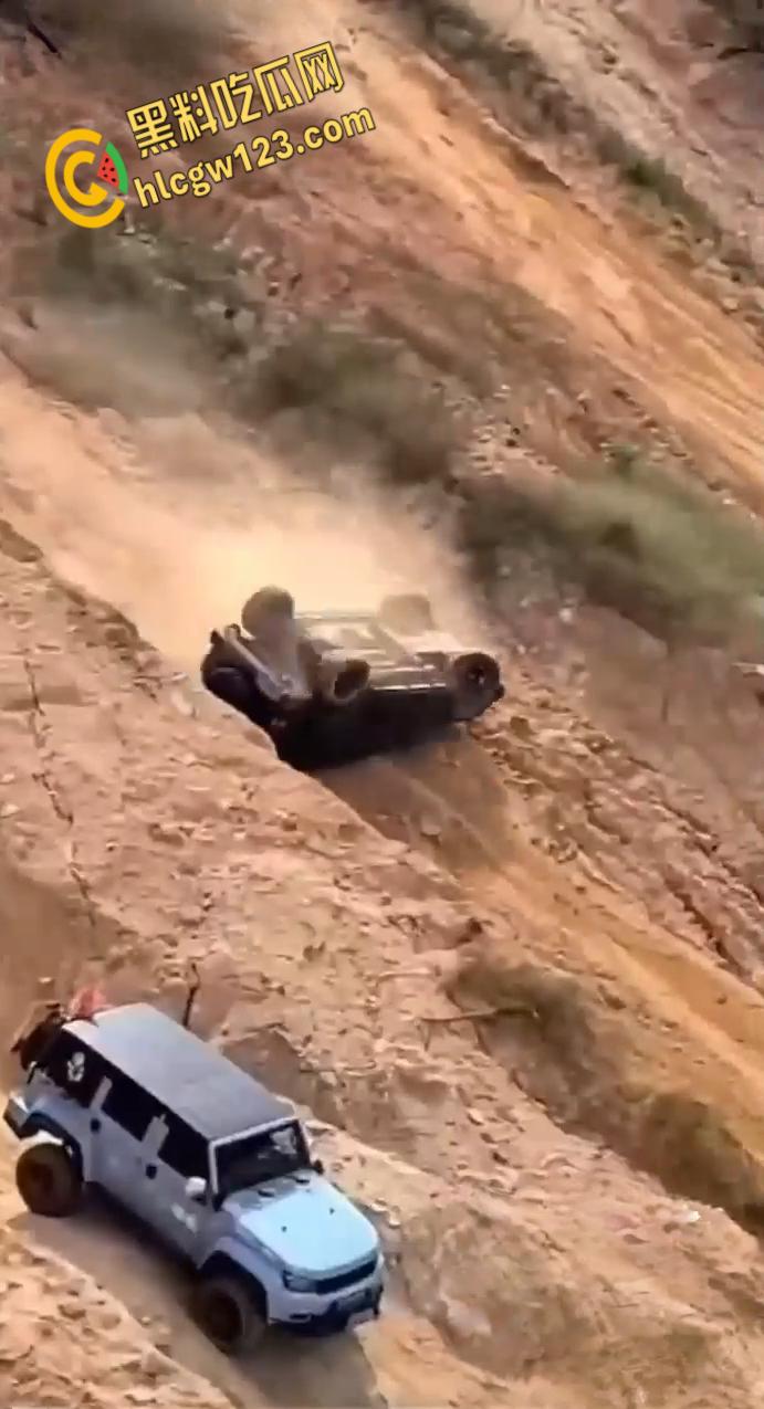 越野有风险爬坡需谨慎,云南百车大战一越野车失控翻车,车主被甩出途中二次被车身砸飞!-6