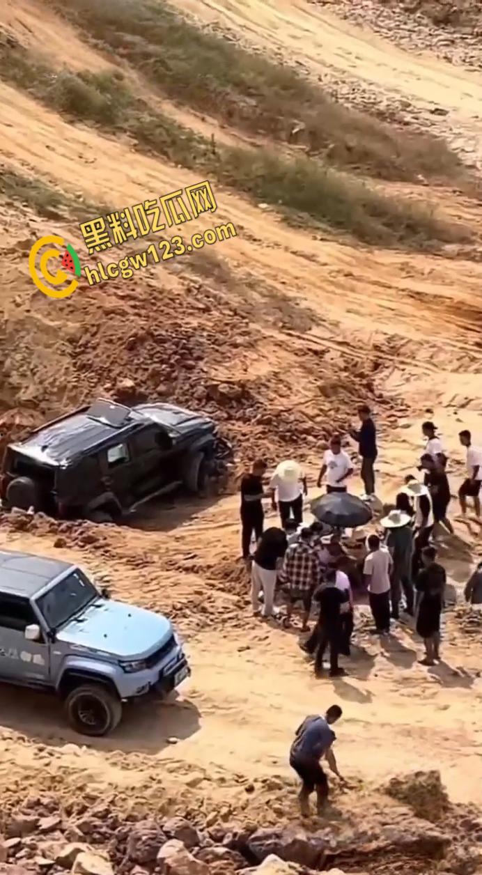 越野有风险爬坡需谨慎,云南百车大战一越野车失控翻车,车主被甩出途中二次被车身砸飞!-7