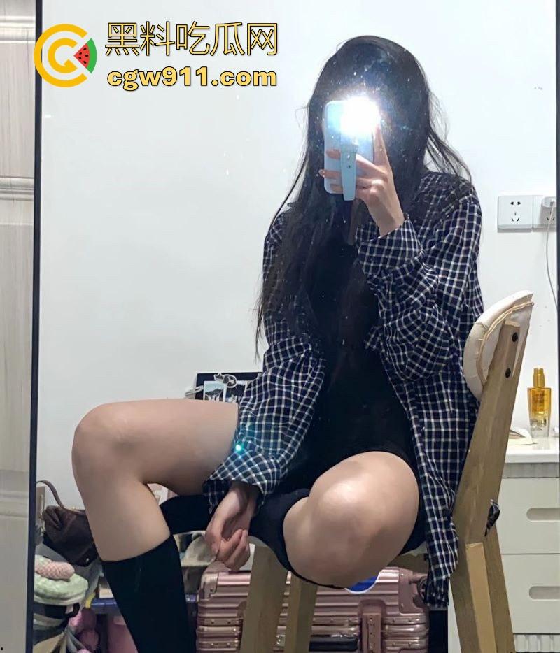 广州大学大三学姐【秦倩倩】不雅视频流出,黑丝美腿性感诱惑,M腿展示嫩穴,被后入狠干淫水喷涌!-1