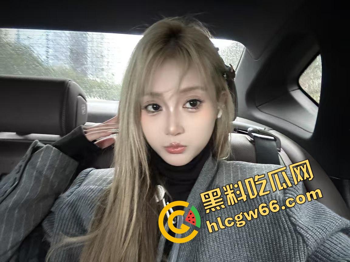 瓜友分享周六黑丝骚母狗副驾上车就让摸逼,黑丝真空淫叫连连,还没开到酒店鸡儿就硬得不行!-1