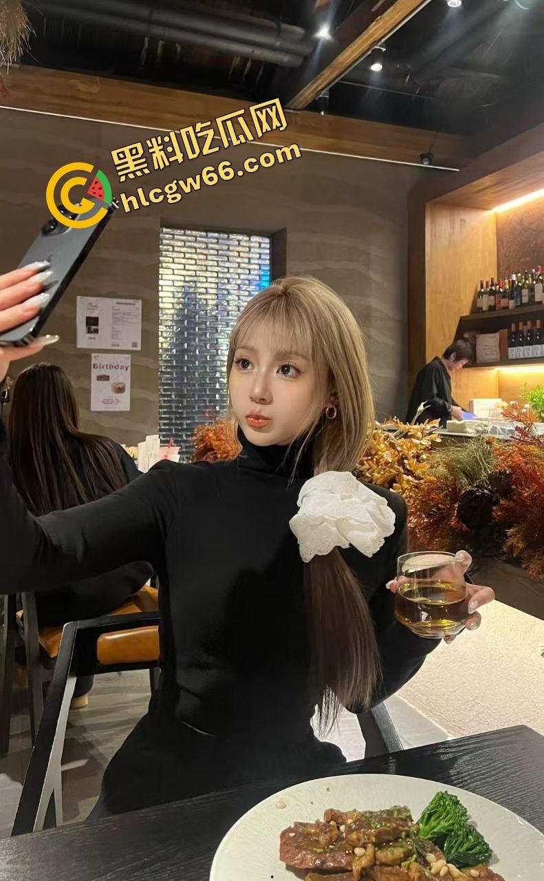 瓜友分享周六黑丝骚母狗副驾上车就让摸逼,黑丝真空淫叫连连,还没开到酒店鸡儿就硬得不行!-11