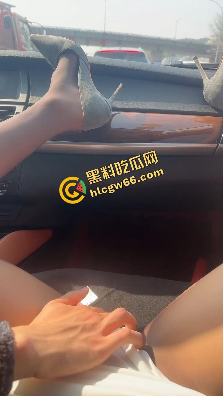 瓜友分享周六黑丝骚母狗副驾上车就让摸逼,黑丝真空淫叫连连,还没开到酒店鸡儿就硬得不行!-15