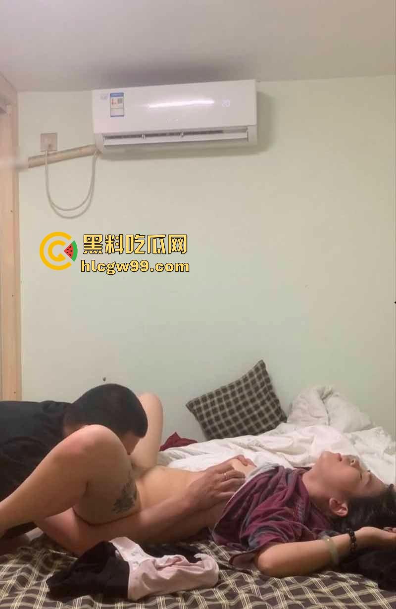 情侣出租屋极简啪啪，没有床只有床垫也能约，美女娇羞到脸红，叫声又奶又甜直接把人听硬！-10