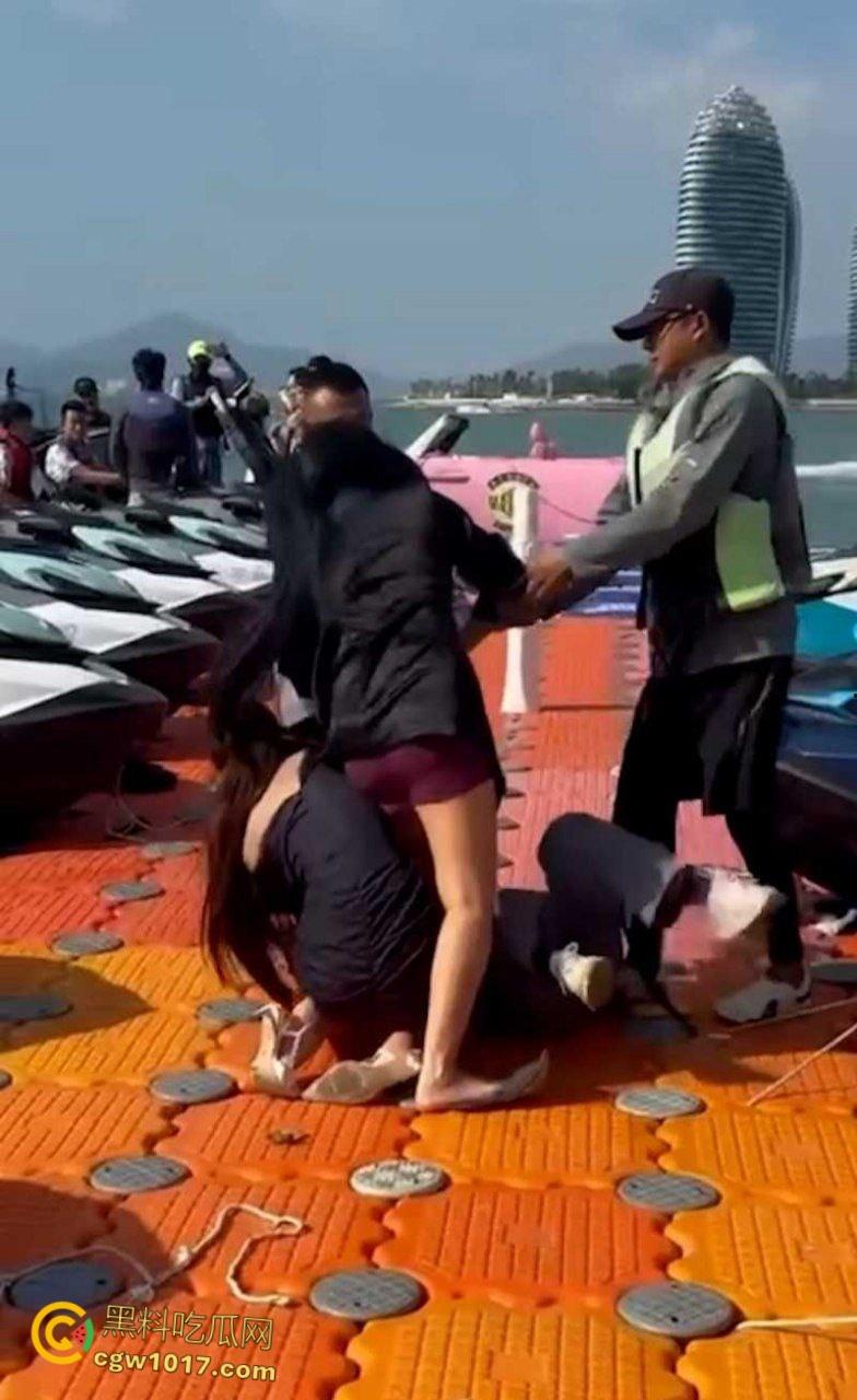 海南三亚钟情会所海边 ,黑衣女子当庭挑衅三女爆发冲突,头发一拽倒地就干,飞扑薅头堪比职业选手!-2