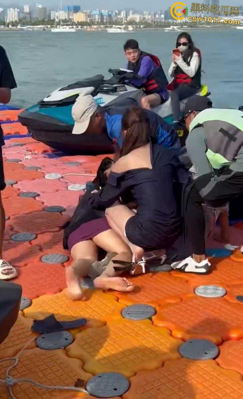 海南三亚钟情会所海边 ,黑衣女子当庭挑衅三女爆发冲突,头发一拽倒地就干,飞扑薅头堪比职业选手!-5