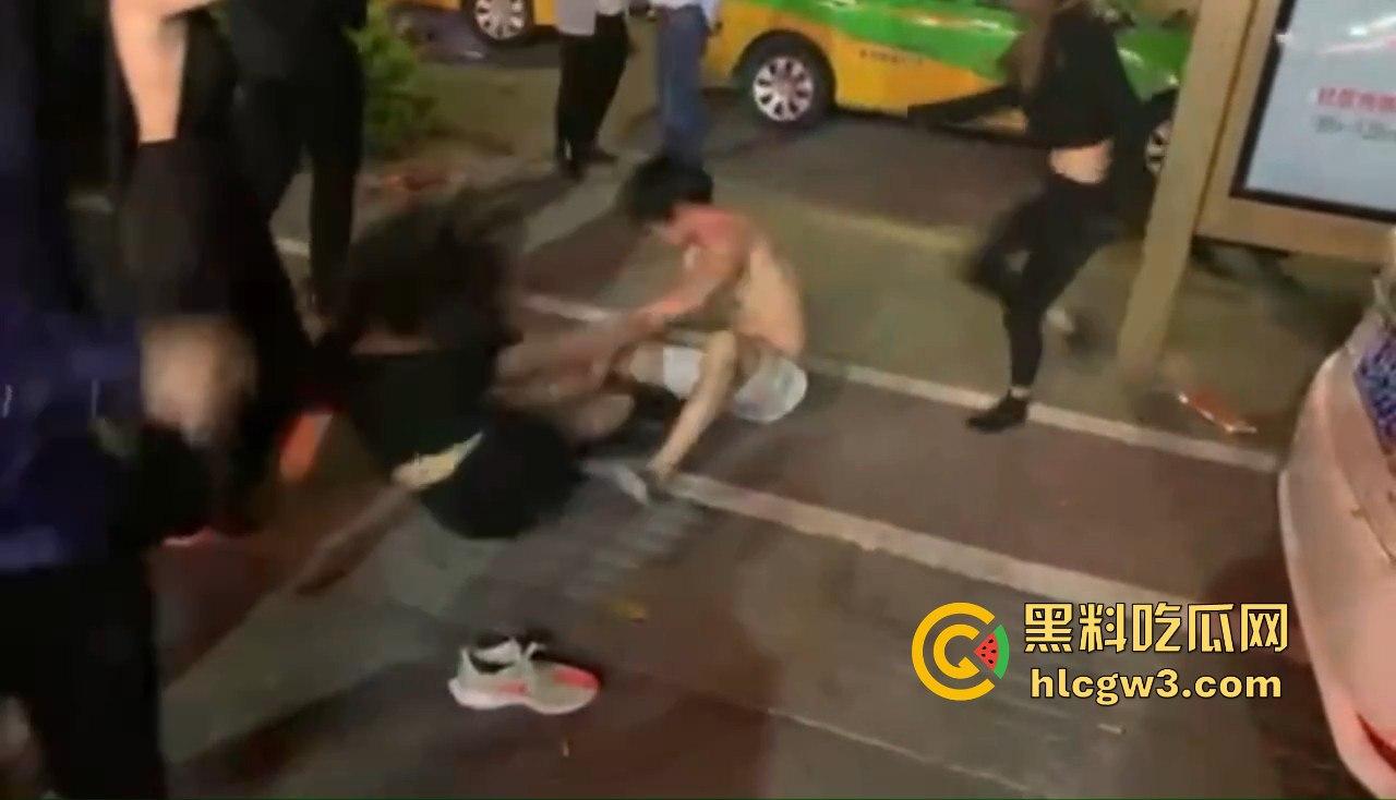 男子喊四妹陪酒却赖账！街头被扒衣暴打，黑衣辣妹怒出手，奶子甩飞，路人看得赚大发！-5