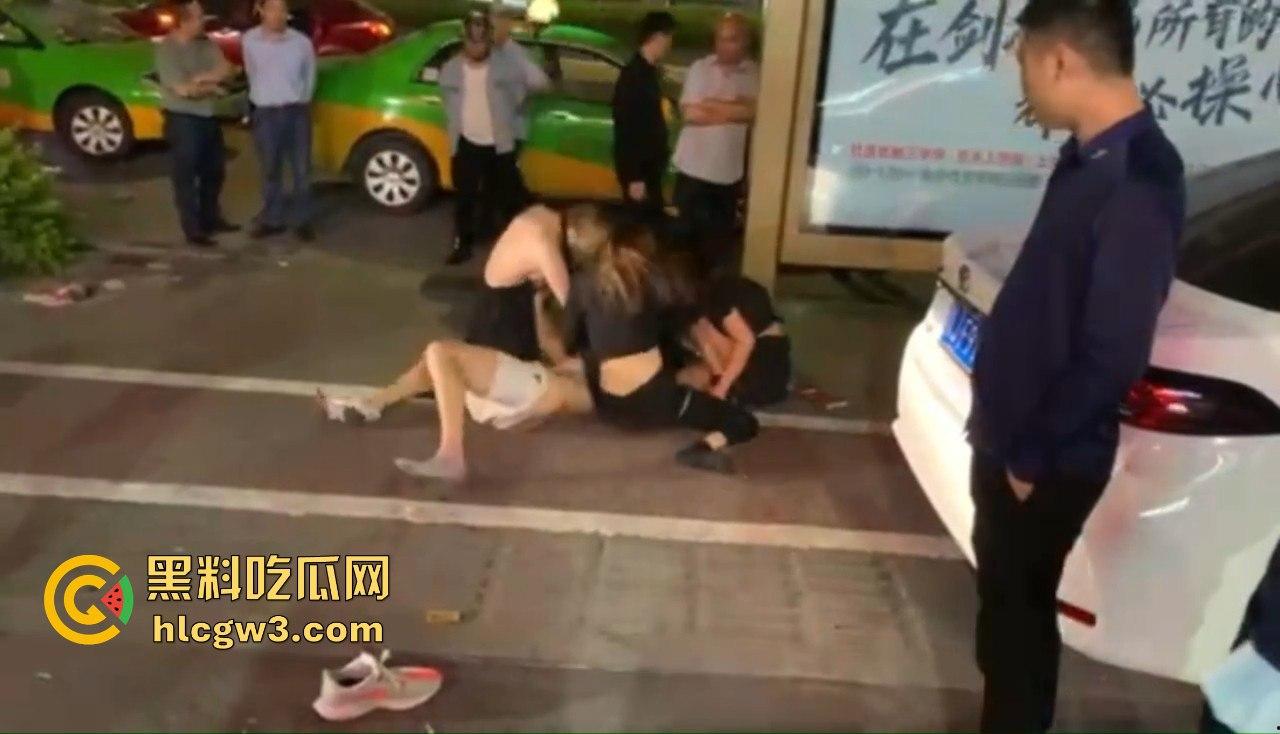 男子喊四妹陪酒却赖账！街头被扒衣暴打，黑衣辣妹怒出手，奶子甩飞，路人看得赚大发！-9