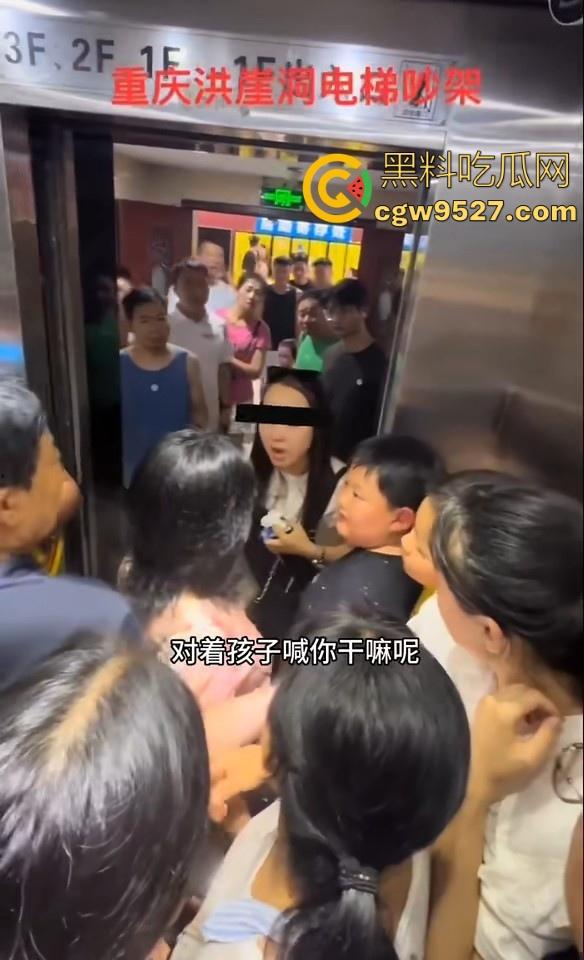 重庆洪崖洞电梯吵架,小孩大战中年老登,老登倚老卖老插队,小孩看不惯直接对骂,该有人出手治一下这些老东西了!-4