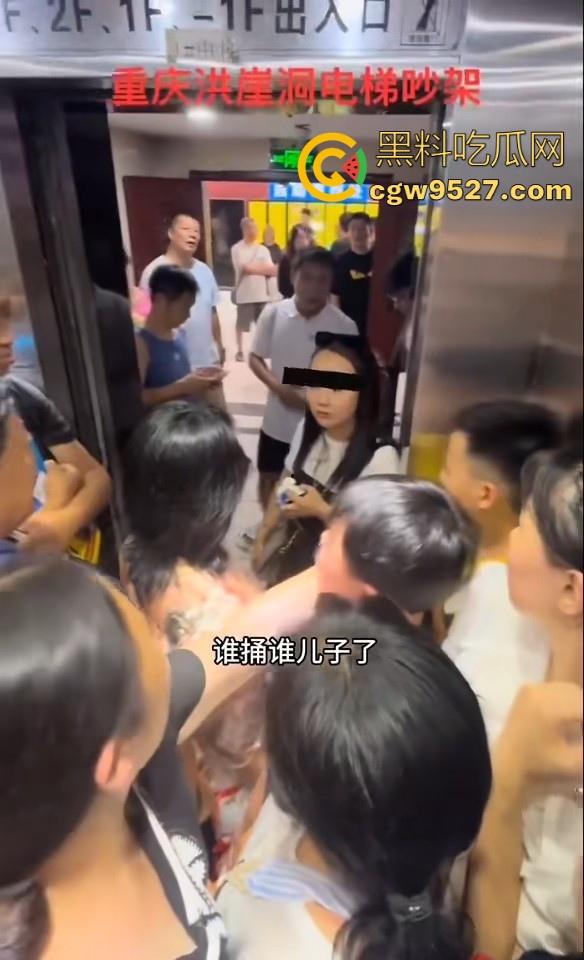重庆洪崖洞电梯吵架,小孩大战中年老登,老登倚老卖老插队,小孩看不惯直接对骂,该有人出手治一下这些老东西了!-6