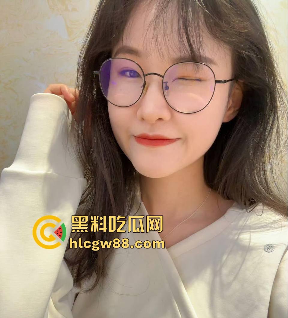 广东工业大学眼镜学生妹【周扬莹】男友相约酒店 情趣睡衣先上阵 男友大量精子往逼里面猛灌的视频曝光!-6