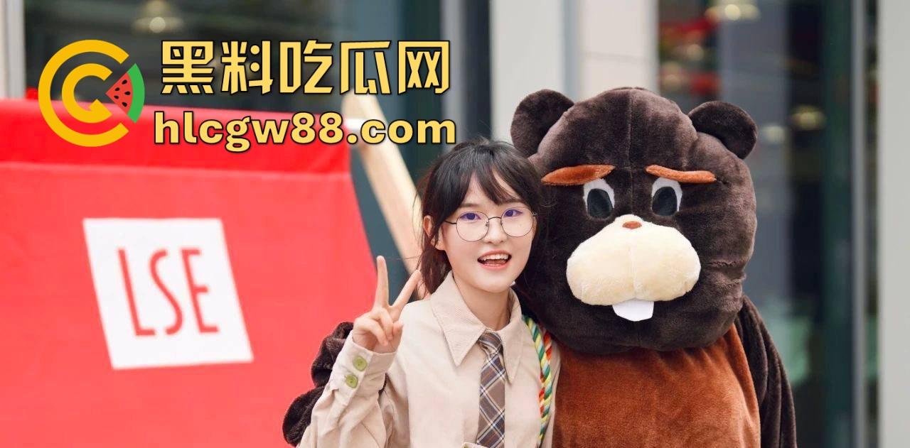 广东工业大学眼镜学生妹【周扬莹】男友相约酒店 情趣睡衣先上阵 男友大量精子往逼里面猛灌的视频曝光!-7