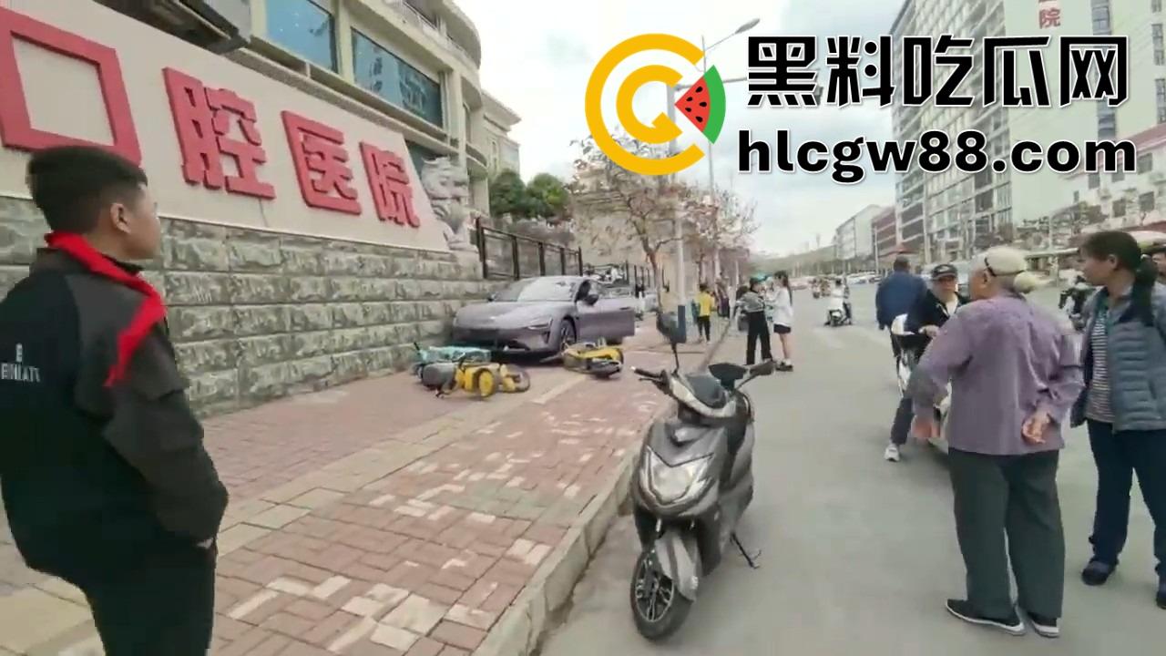 广西田东县人妻妹子【花生米爱吃小猪】刚提小米SU7,口腔医院门口撞飞一排共享单车,集美开车还是秀!-6