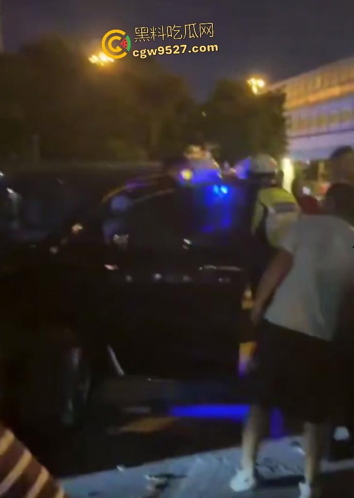 9月2日晚上广州海珠鹤洞桥底,合创汽车开智驾直接冲撞行人,连幼童都撞飞了,这智驾怕不是失了智吧?-4