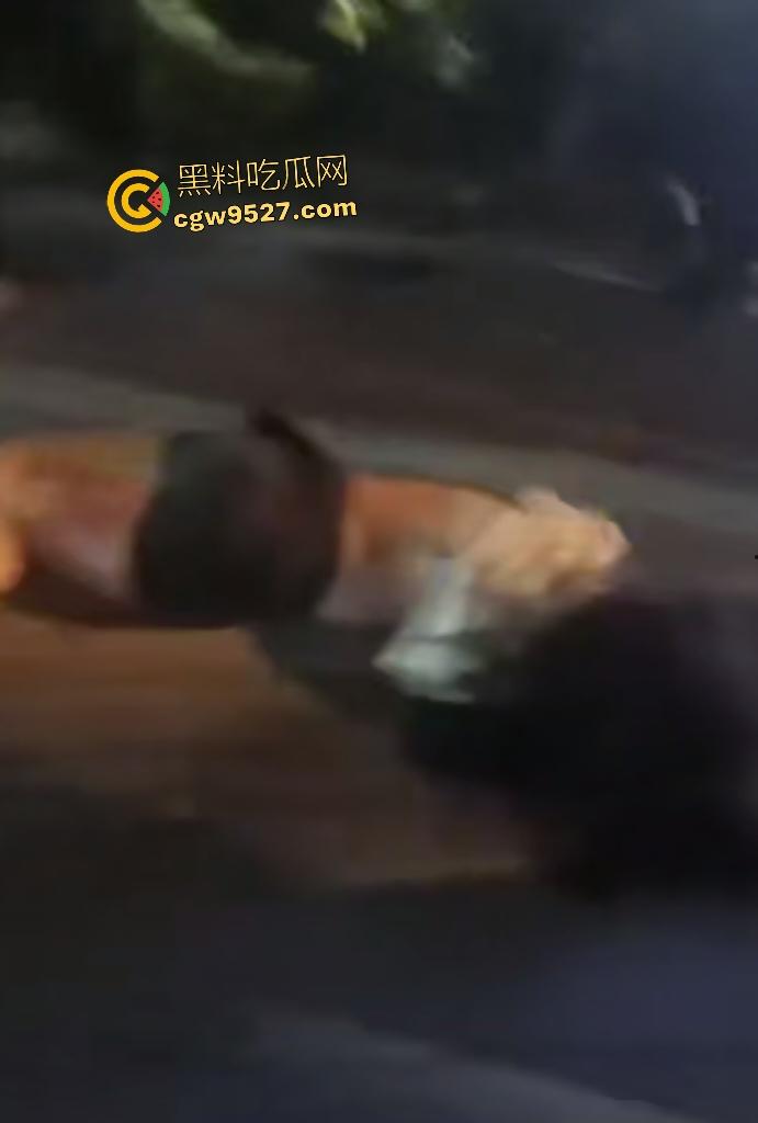 9月2日晚上广州海珠鹤洞桥底,合创汽车开智驾直接冲撞行人,连幼童都撞飞了,这智驾怕不是失了智吧?-6