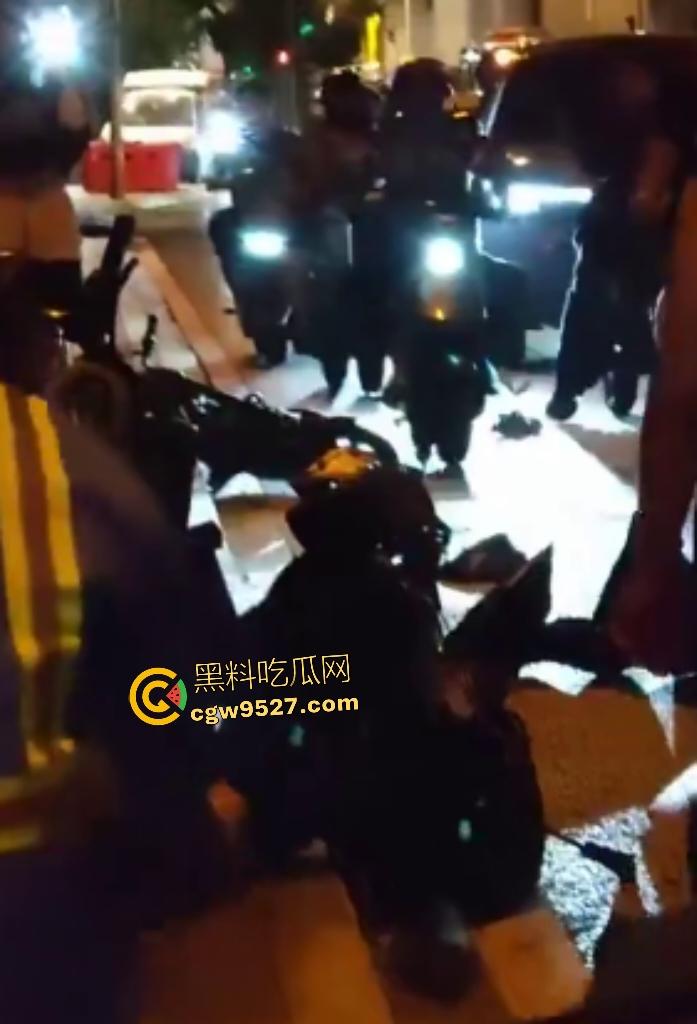 9月2日晚上广州海珠鹤洞桥底,合创汽车开智驾直接冲撞行人,连幼童都撞飞了,这智驾怕不是失了智吧?-8