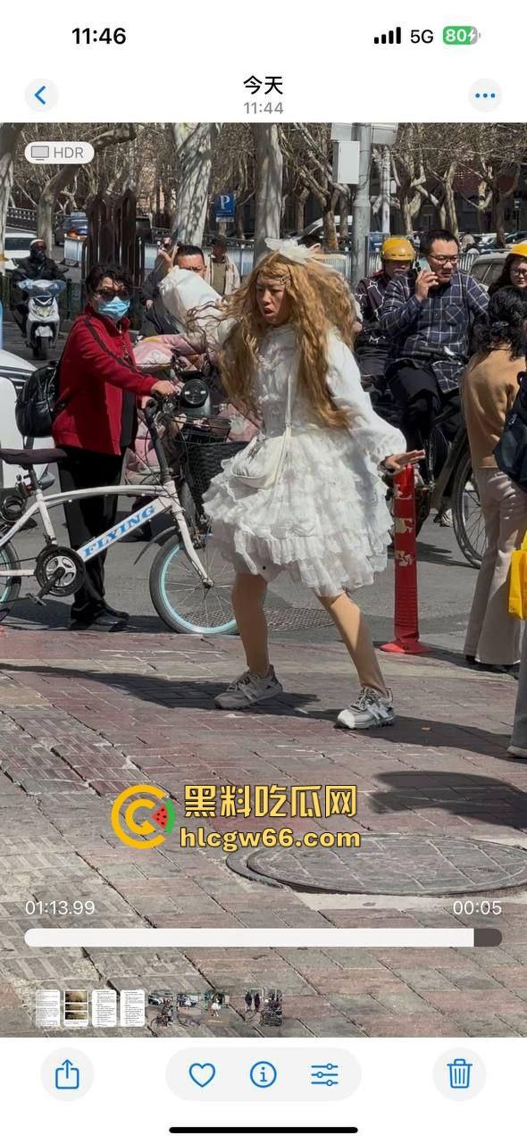 烟台街头惊现男娘哥斯拉 大叔穿白裙戴金假发扯着光腿神器当街起舞 路人全员respect!-8