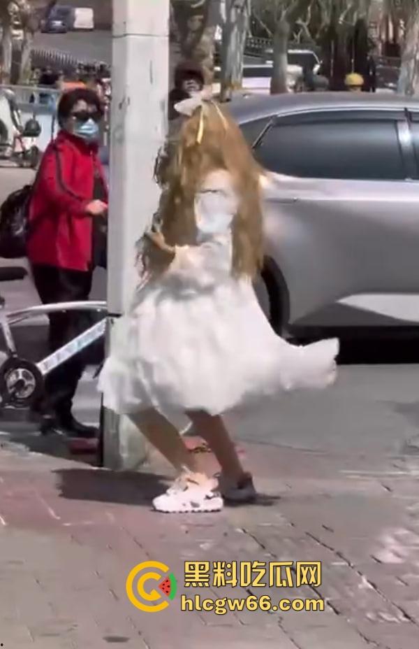 烟台街头惊现男娘哥斯拉 大叔穿白裙戴金假发扯着光腿神器当街起舞 路人全员respect!-10