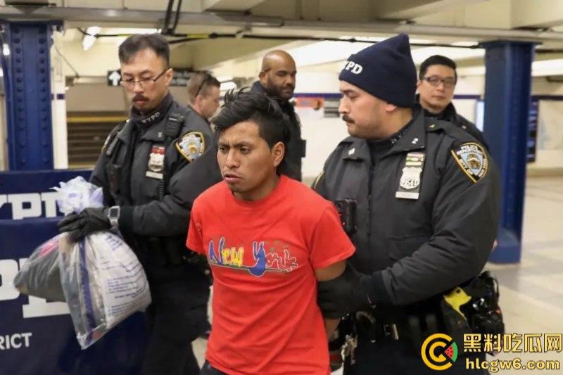 2024最强纽约笑话！纽约州长凯茜·霍楚尔前脚夸赞自己让纽约地铁更安全 后脚流浪汉在地铁纵火烧死一女子！-10
