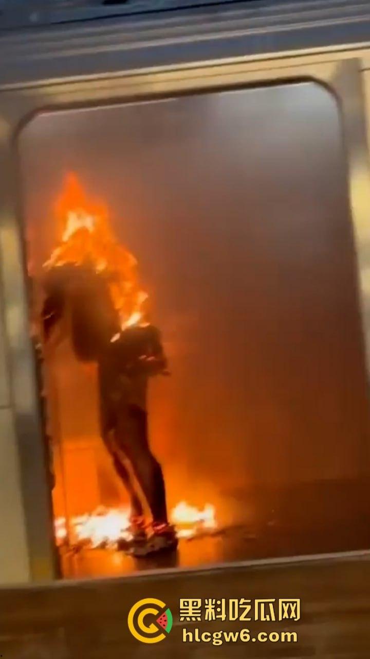 2024最强纽约笑话！纽约州长凯茜·霍楚尔前脚夸赞自己让纽约地铁更安全 后脚流浪汉在地铁纵火烧死一女子！-13