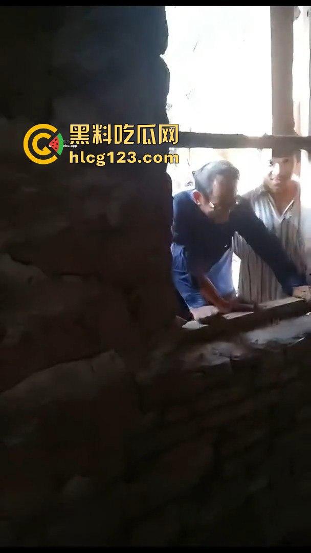 村里来了个黑人,大爷们竟然让痴呆女去陪操!破屋里全程直播,跟看真人重口味A片一样!-3